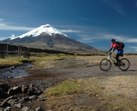 Ciclista y Cotopaxi_RAPOSA